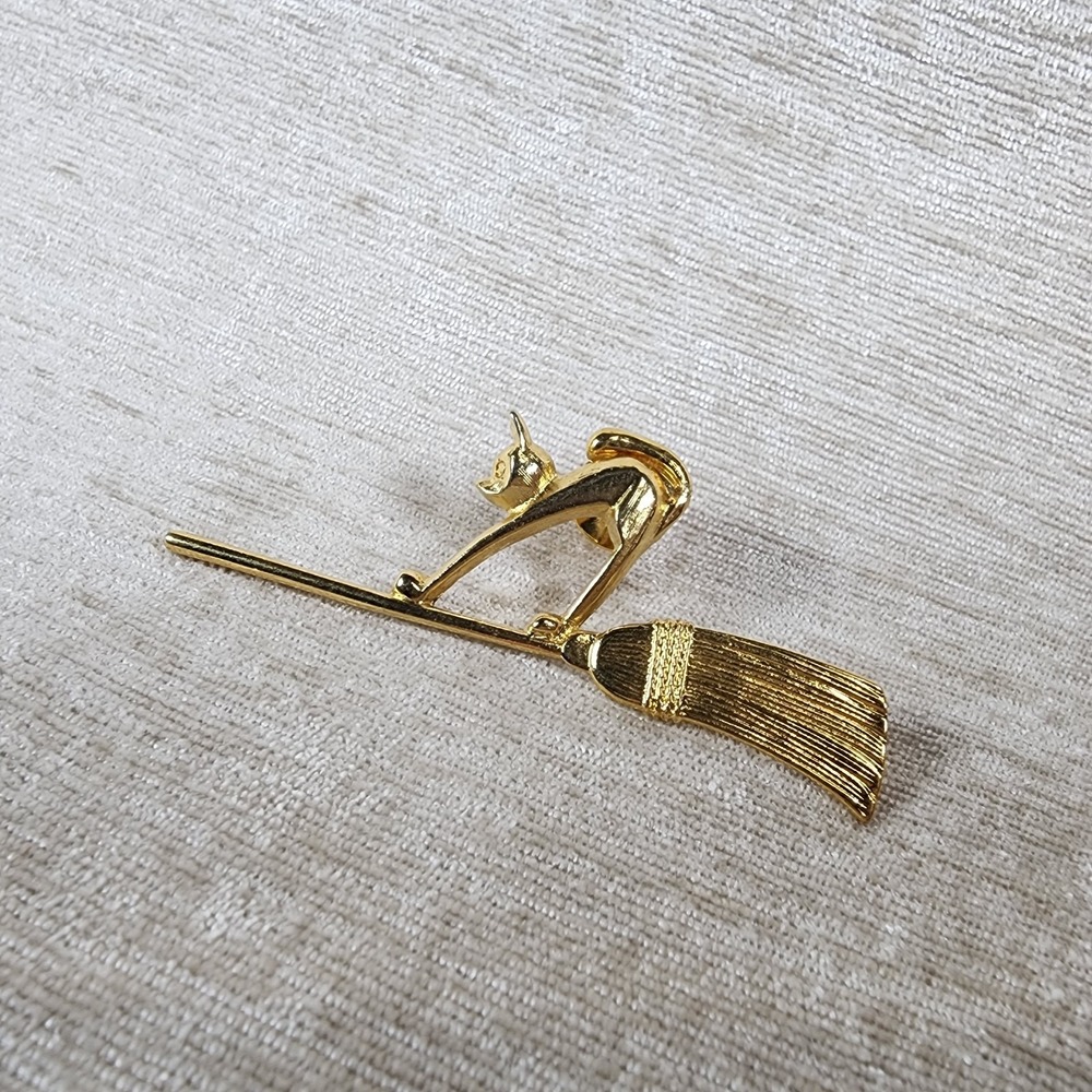 Vintage Avon Gold Tone Cat Arched Back On Broom Lapel Pin Halloween Witchy